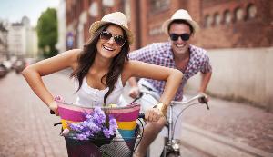 eine Frau mit einem Mann auf dem Fahrrad